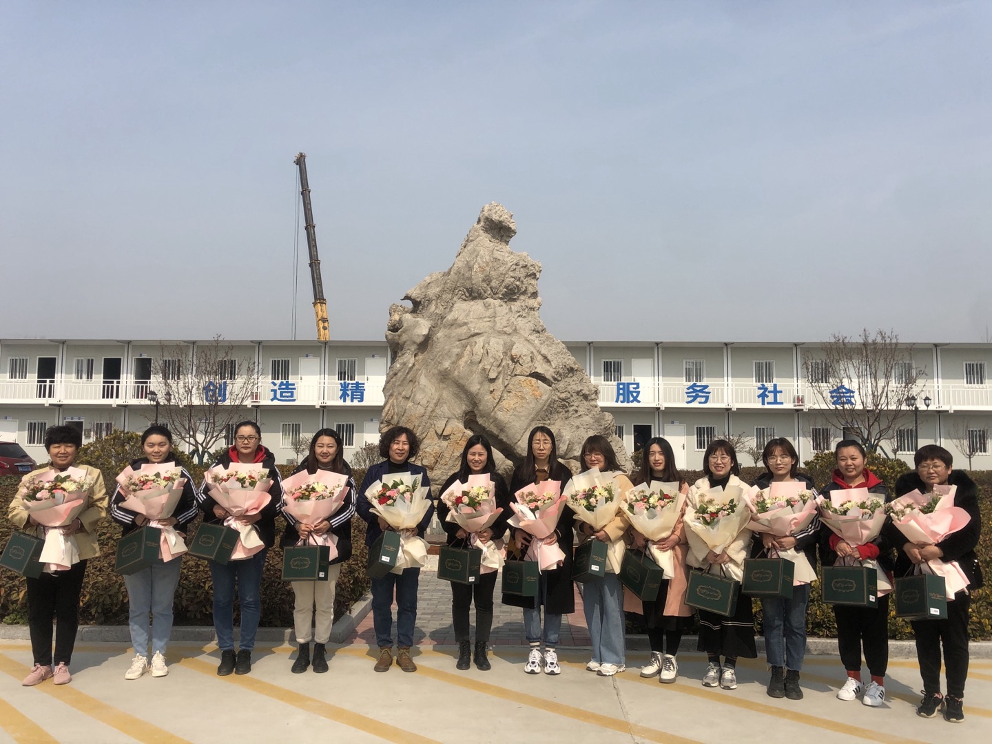 5三公司、項目管理公司為女職工發放鮮花、禮品.jpg
